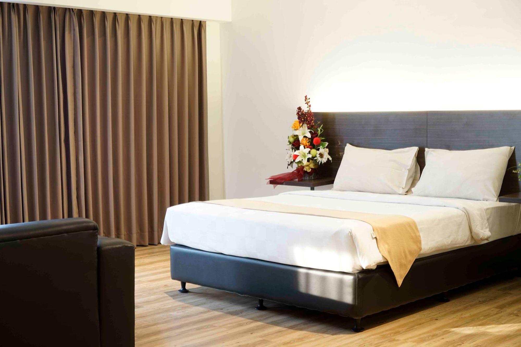 Yunna Hotel Lampung Бандар-Лампунг Экстерьер фото