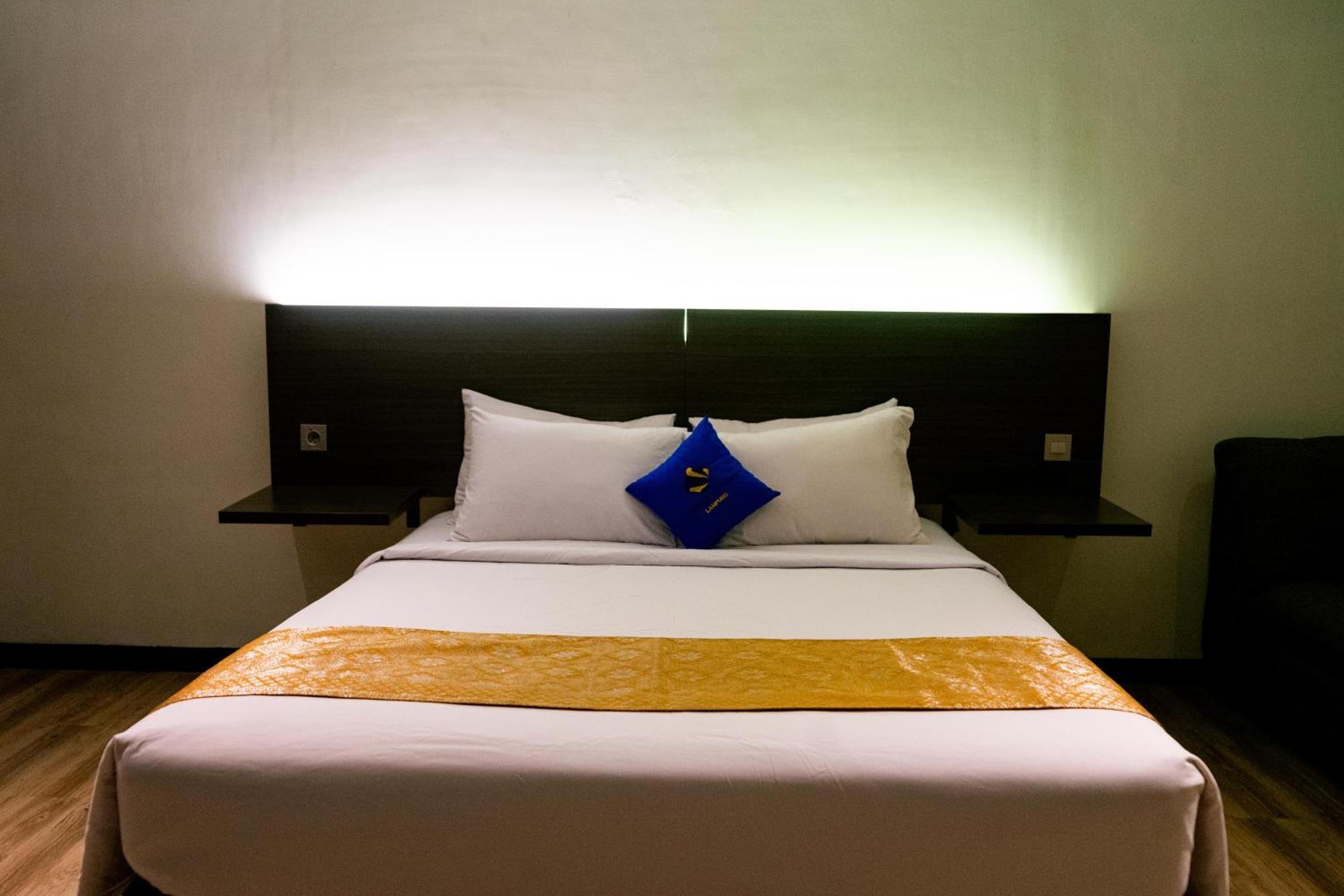 Yunna Hotel Lampung Бандар-Лампунг Экстерьер фото