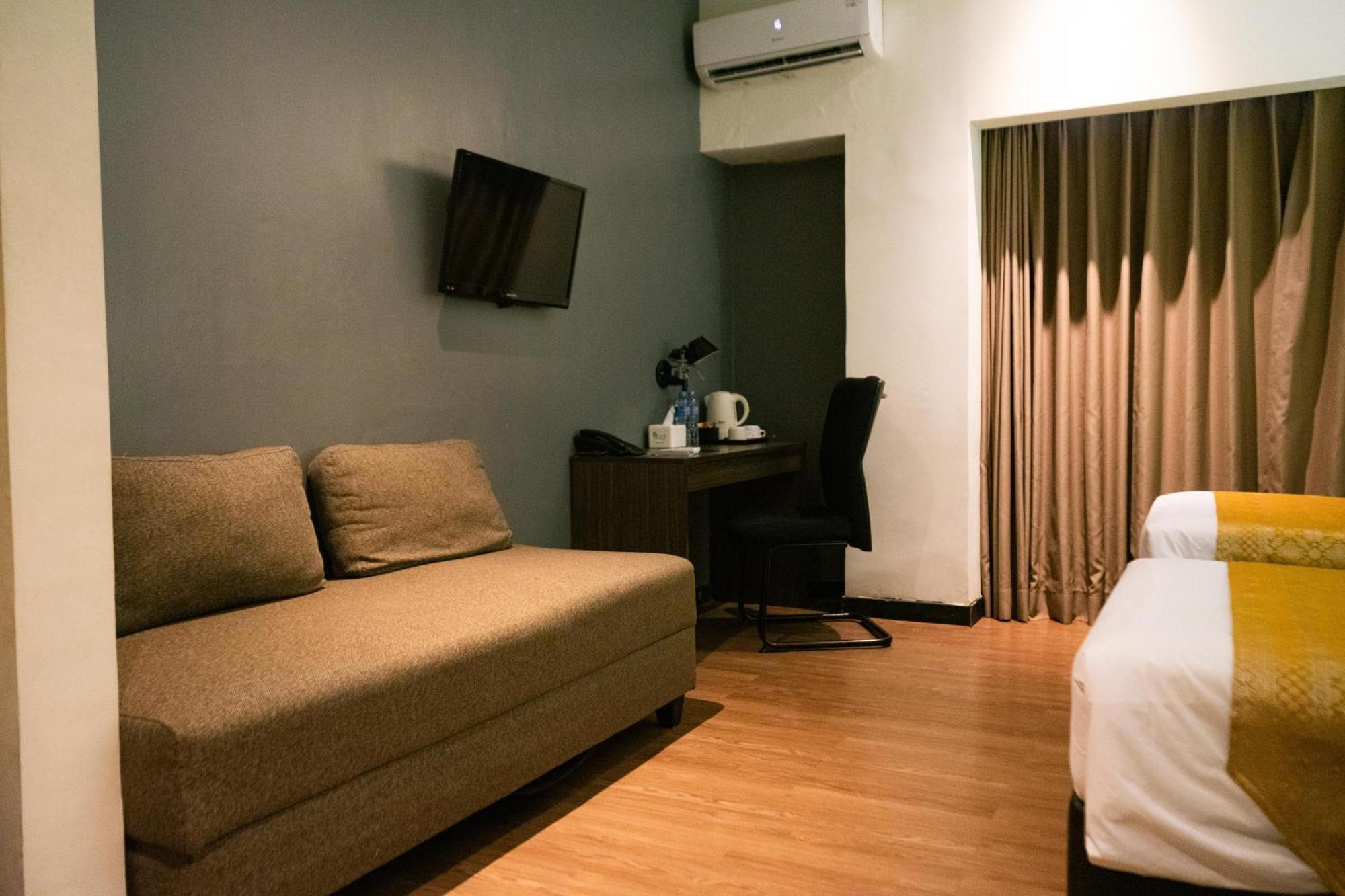Yunna Hotel Lampung Бандар-Лампунг Экстерьер фото