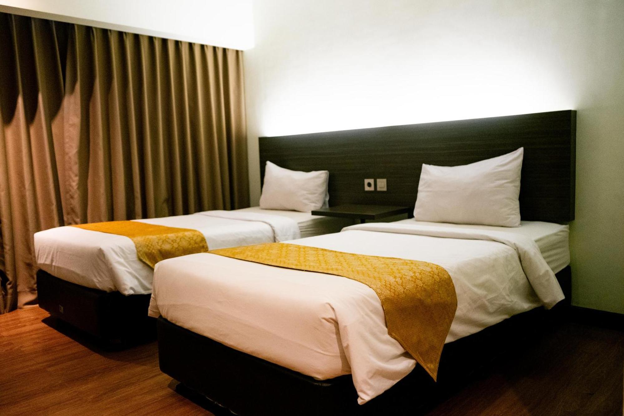 Yunna Hotel Lampung Бандар-Лампунг Экстерьер фото